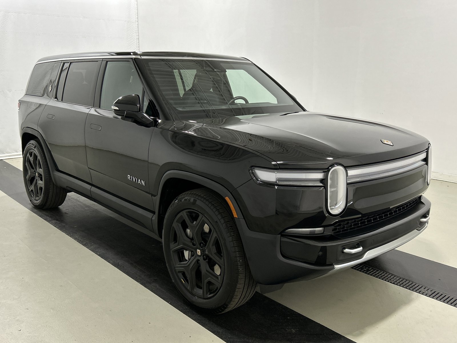 Used 2025 Rivian R1S Adventure image 7