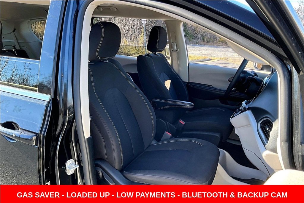Used 2022 Chrysler Voyager LX image 27