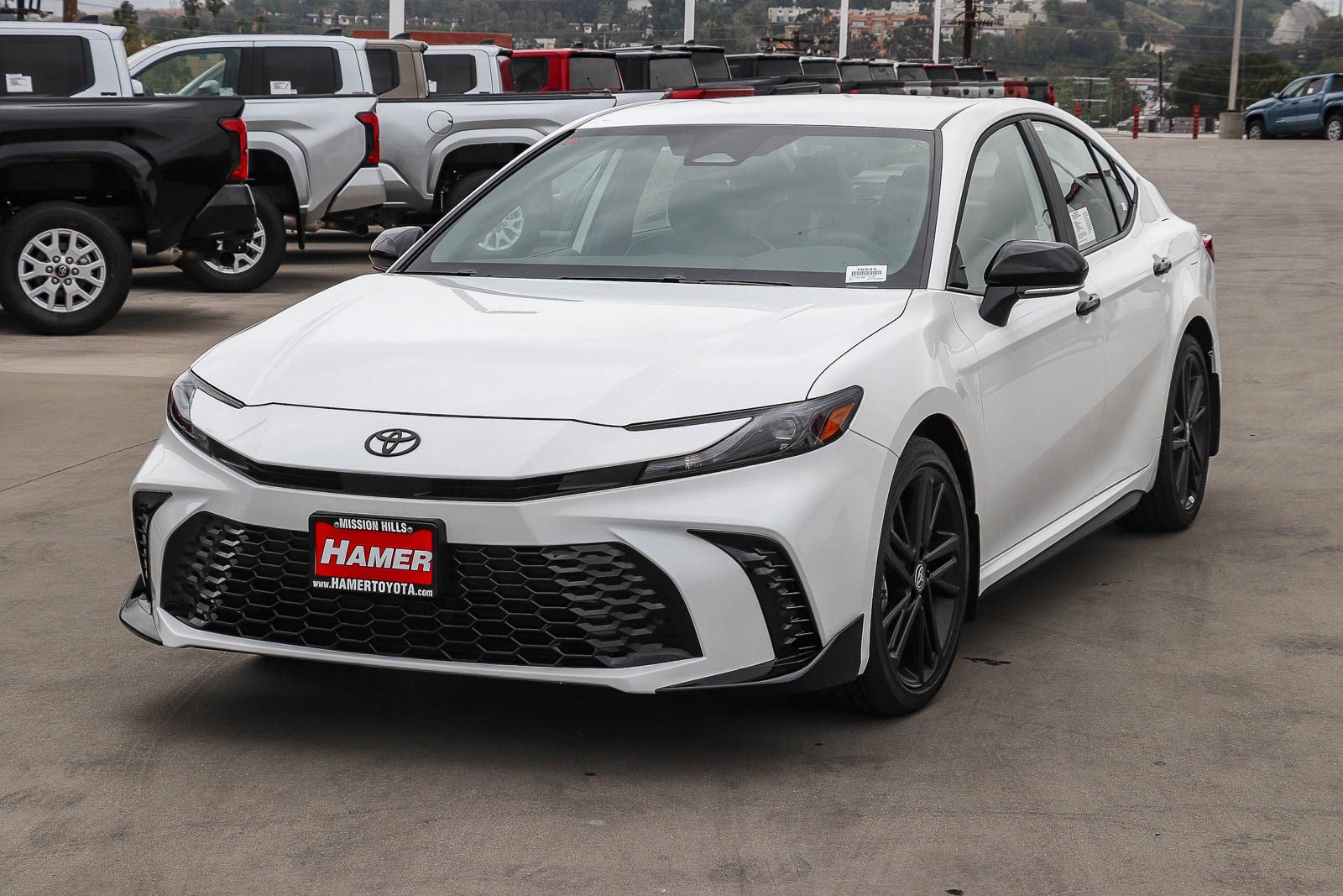 New 2026 Toyota Camry Hybrid FWD image 3