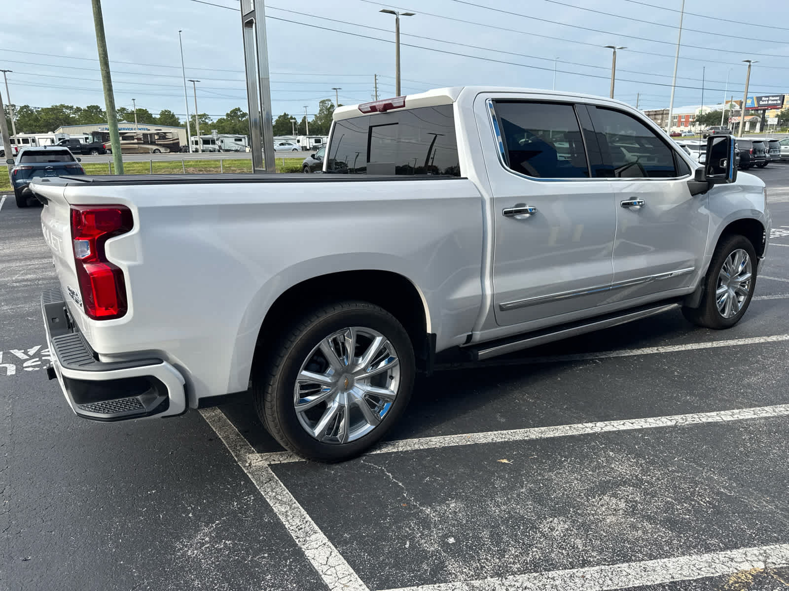 Used 2023 Chevrolet Silverado 1500 High Country w/ High Country Premium Package AWD/4WD image 3