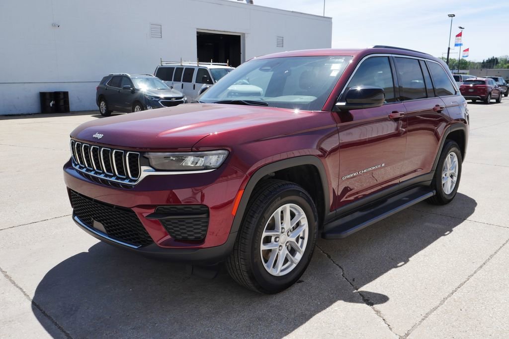 Used 2025 Jeep Grand Cherokee Laredo X w/ Luxury Tech Group I AWD/4WD image 4