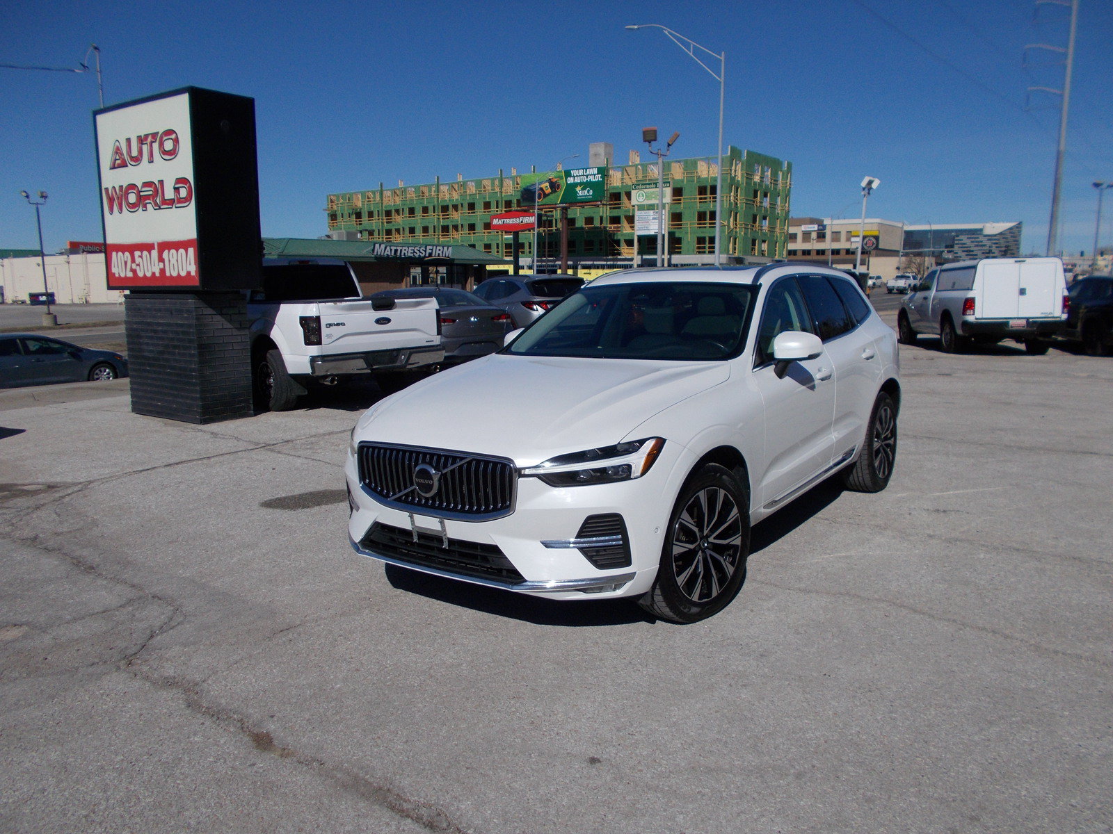 Used 2023 Volvo XC60 B5 Plus AWD/4WD image 1