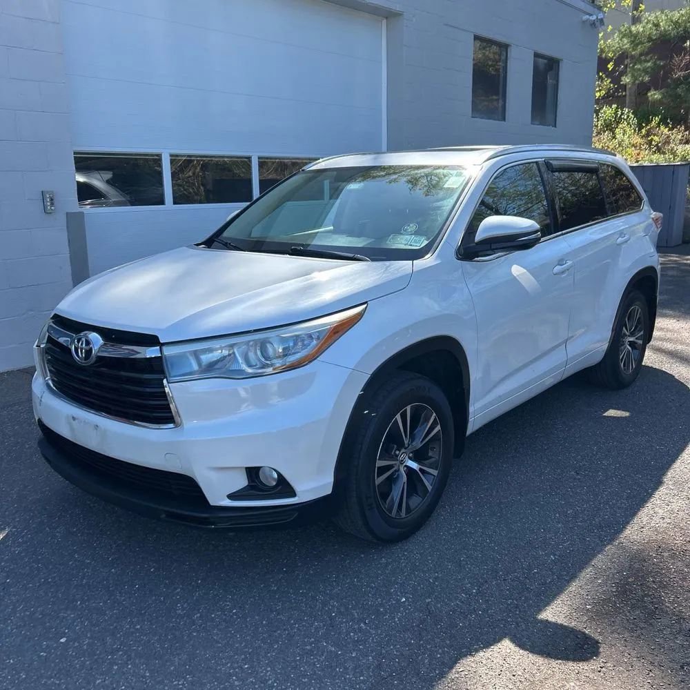 Used 2016 Toyota Highlander XLE AWD/4WD image 1