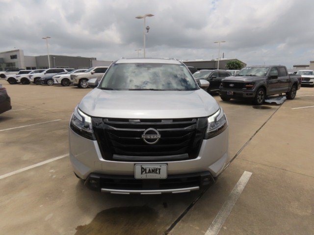 Used 2024 Nissan Pathfinder Platinum w/ Lighting Package (N93) FWD image 4