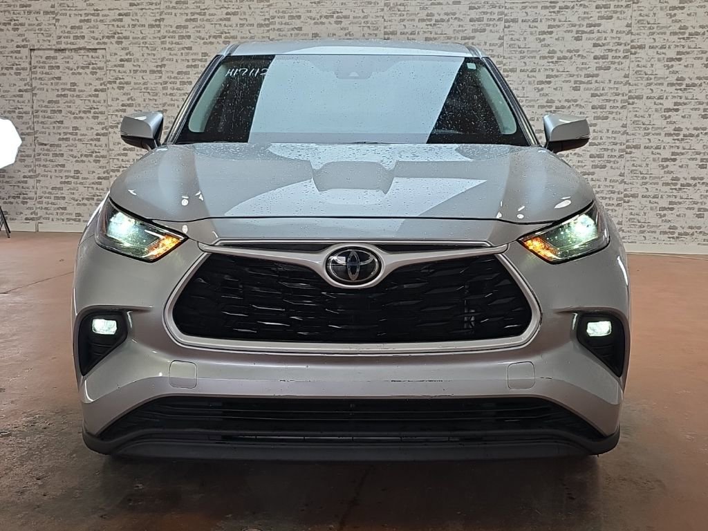 Used 2023 Toyota Highlander LE image 2