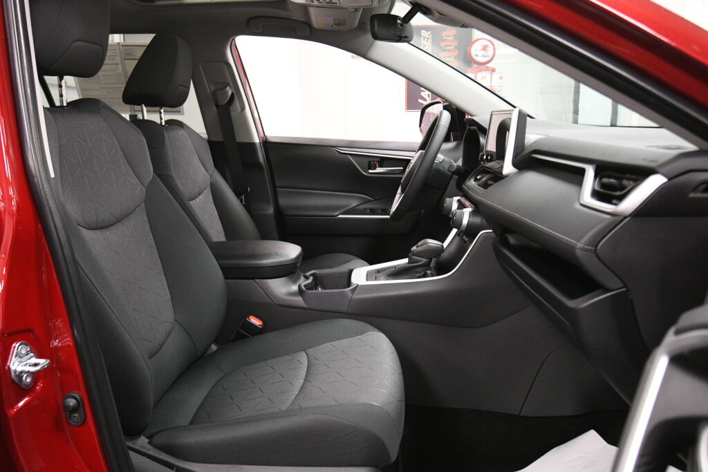 Used 2025 Toyota RAV4 XLE w/ Convenience Package image 29