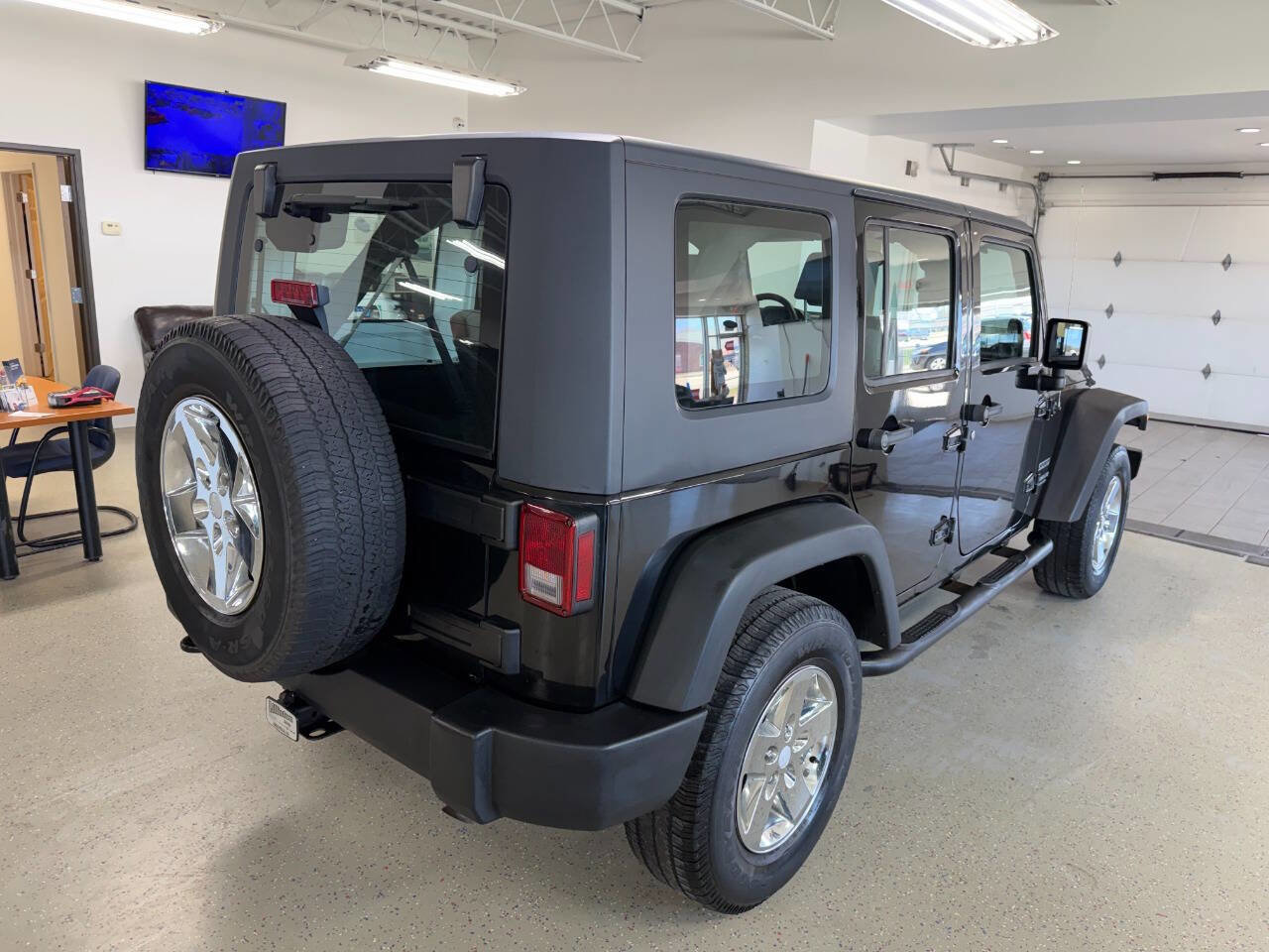 Used 2010 Jeep Wrangler Unlimited Sport image 7