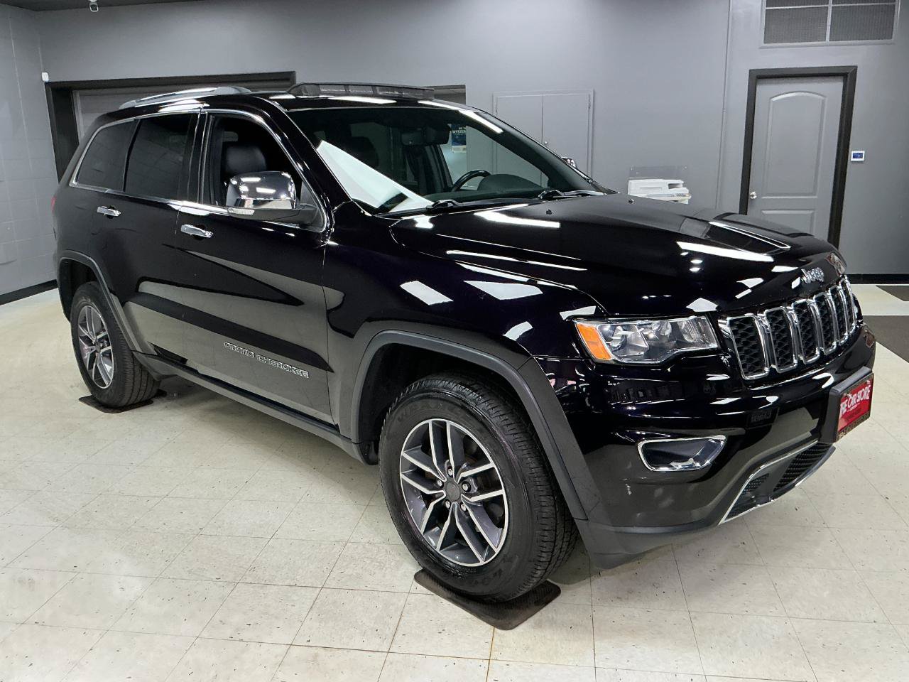 Used 2019 Jeep Grand Cherokee Limited AWD/4WD image 2