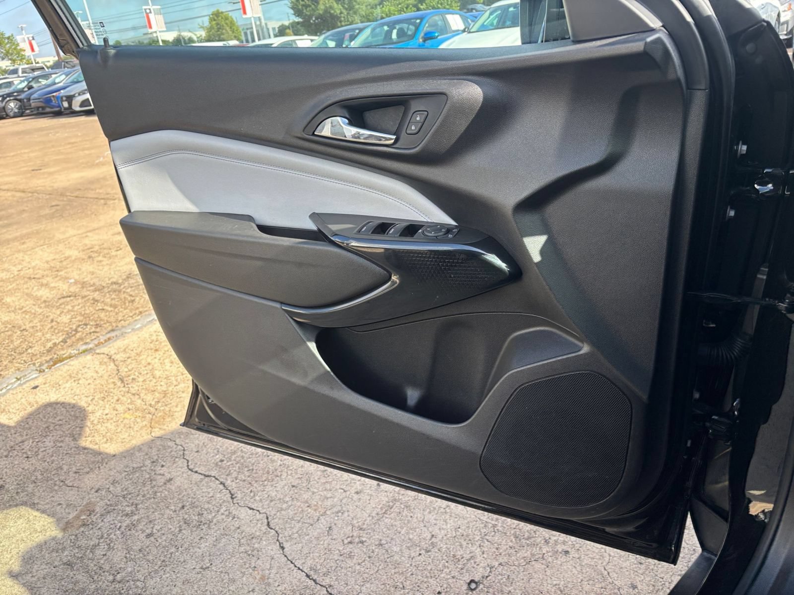Used 2025 Chevrolet Trax LT FWD image 18