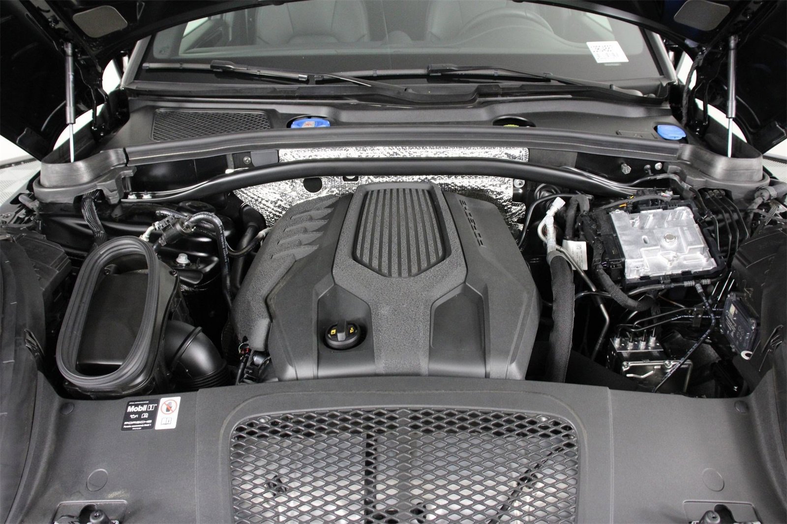 Used 2025 Porsche Macan image 26