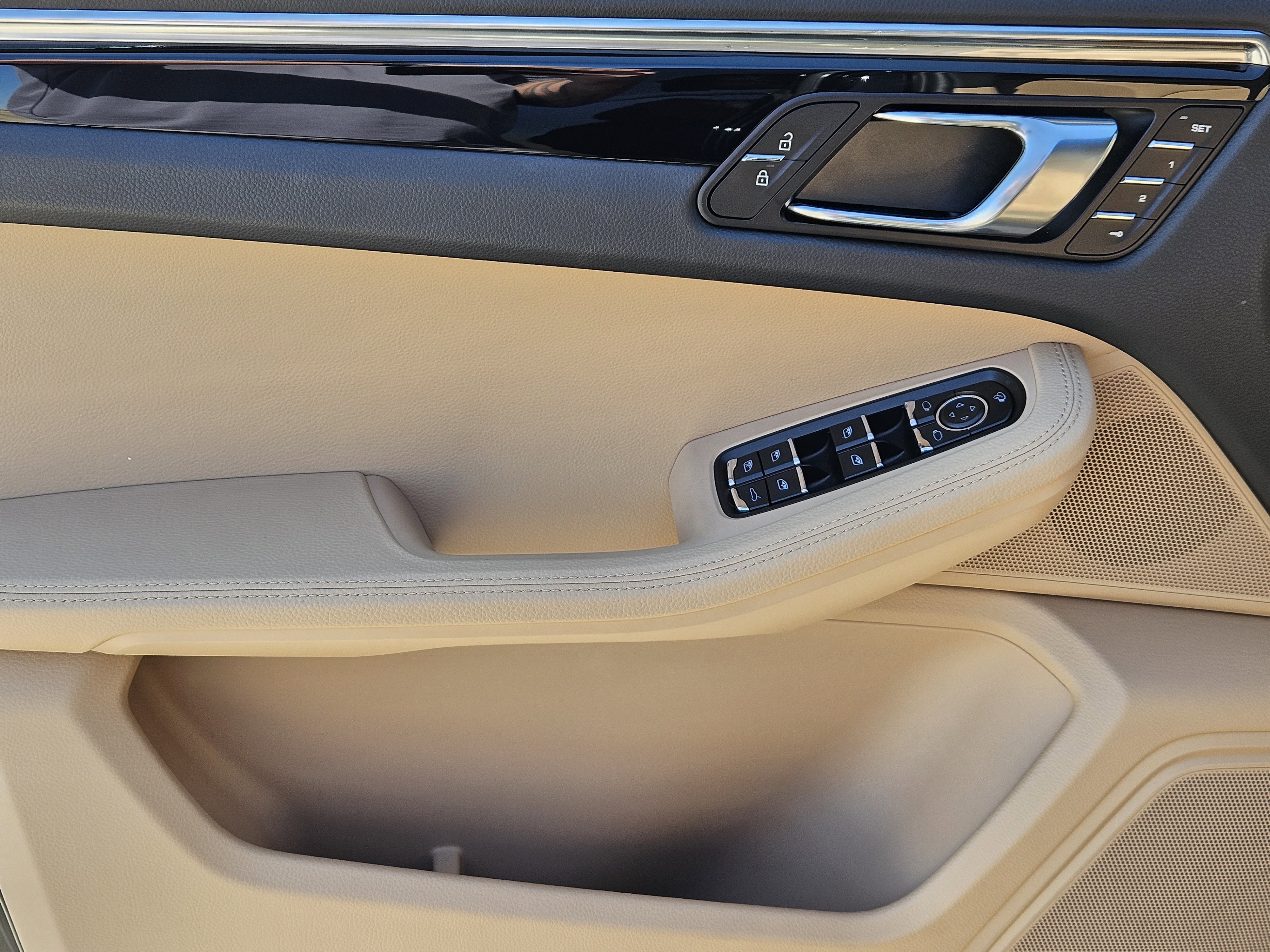 Certified 2025 Porsche Macan image 23