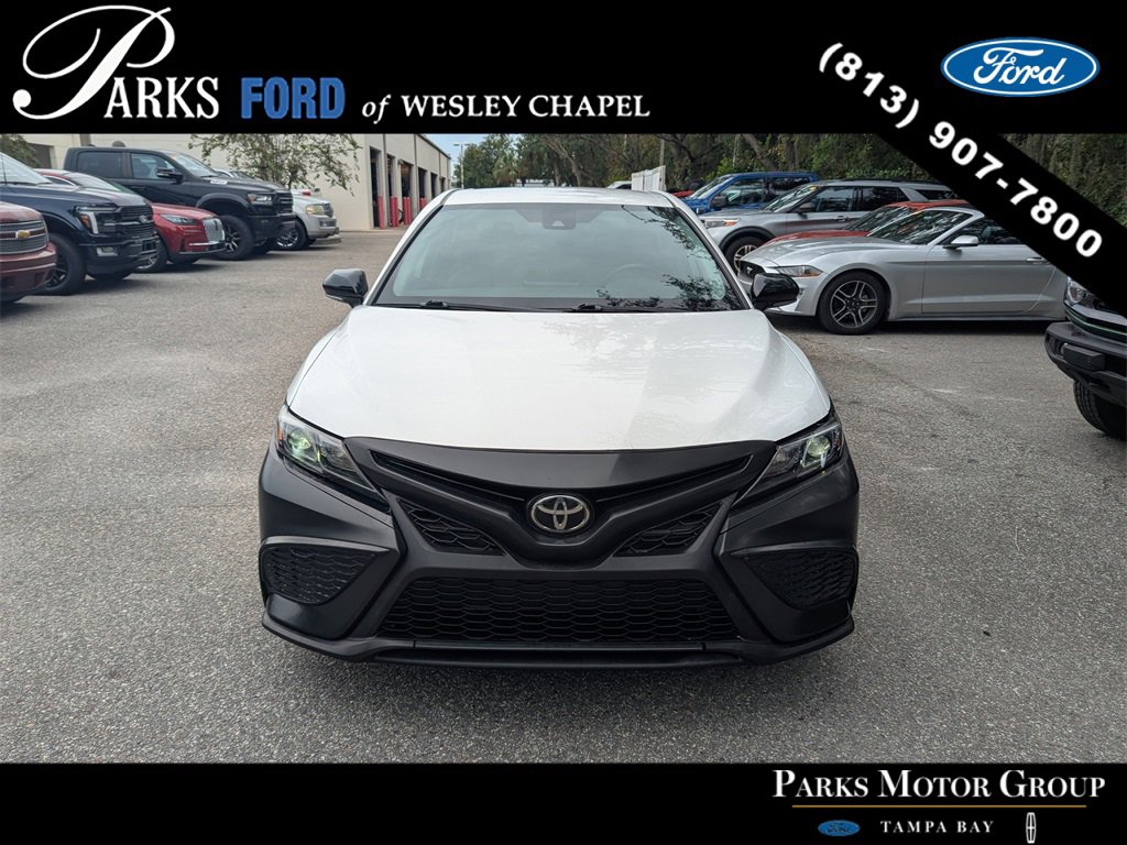 Used 2022 Toyota Camry SE image 3