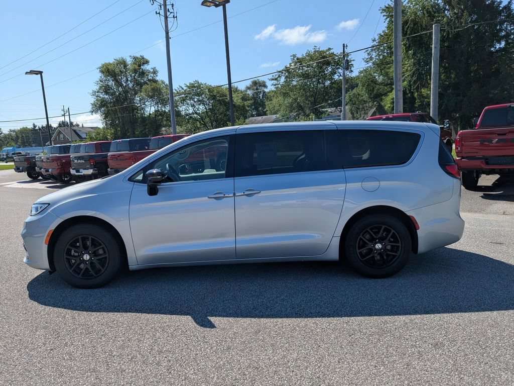 Used 2024 Chrysler Pacifica Touring-L FWD image 8