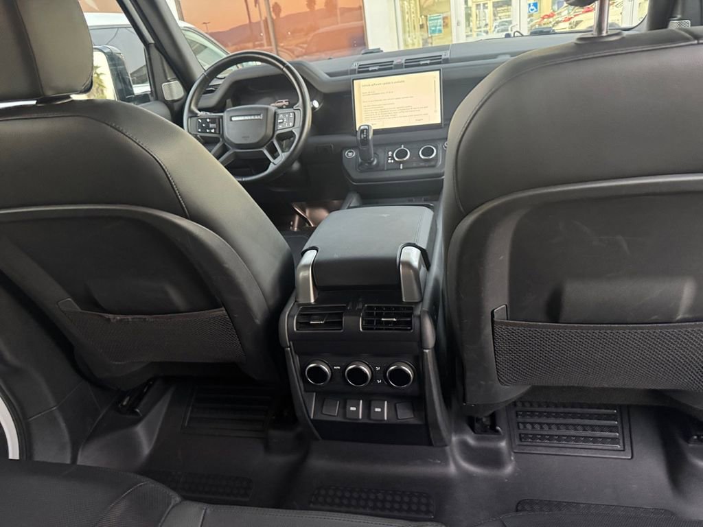 Used 2024 Land Rover Defender 130 X-Dynamic SE image 28