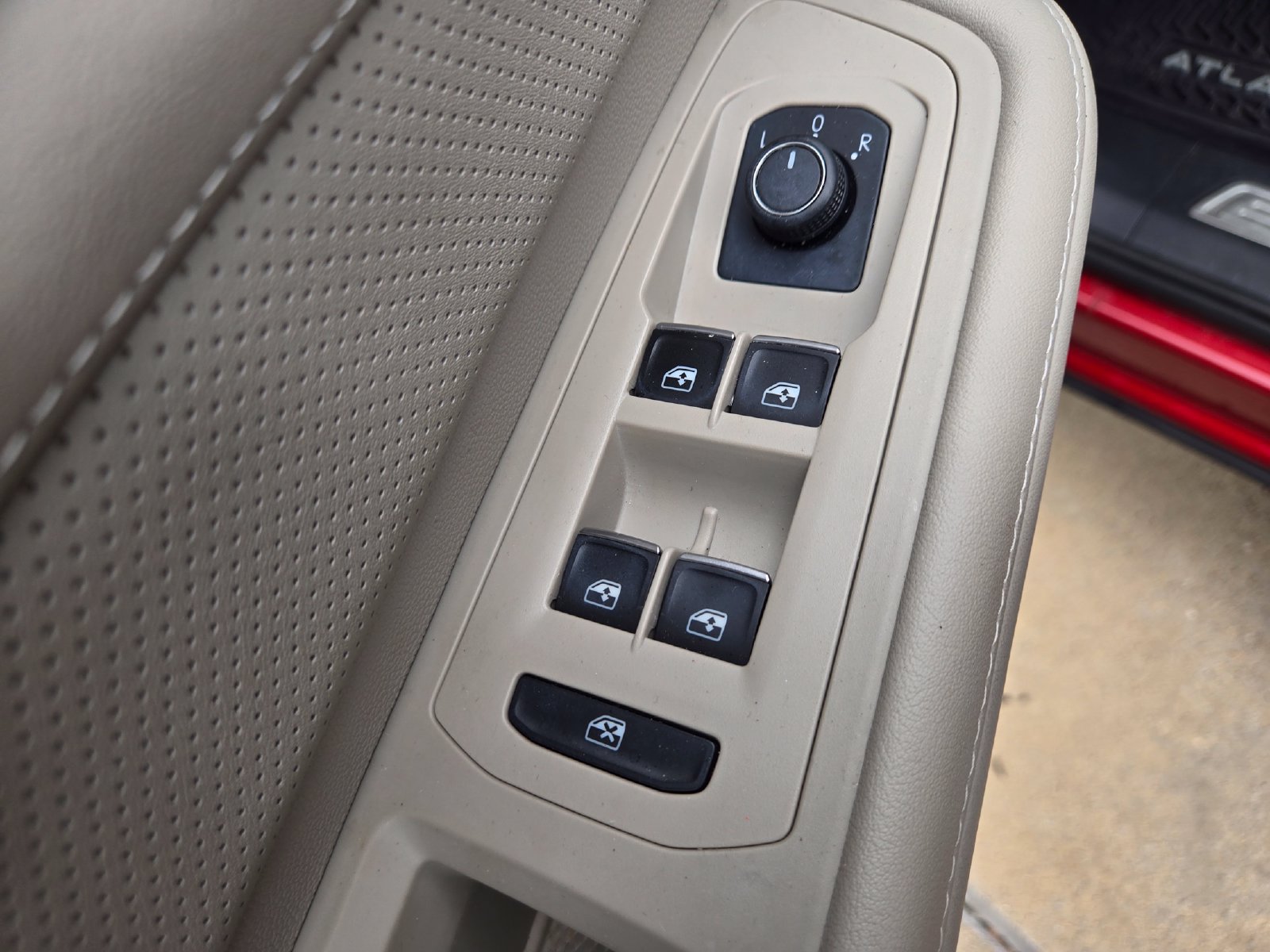 Used 2024 Volkswagen Atlas SE FWD image 32