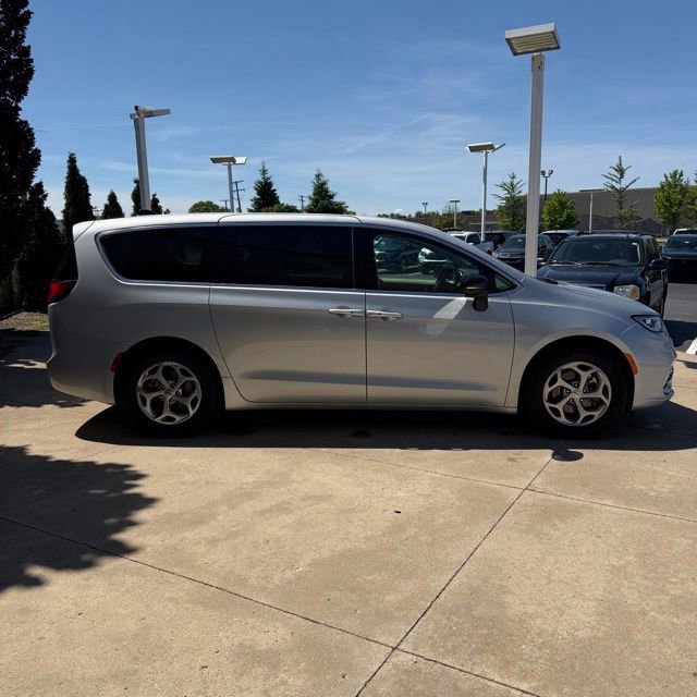 Used 2024 Chrysler Pacifica Limited FWD image 6