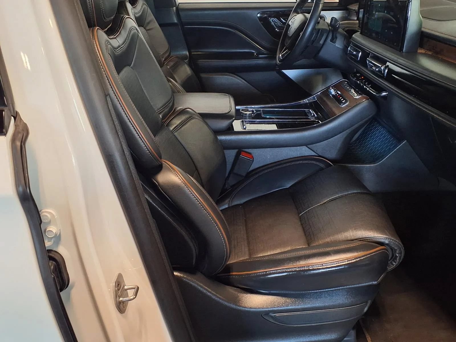Used 2025 Lincoln Aviator Black Label w/ Jet Appearance Package AWD/4WD image 13