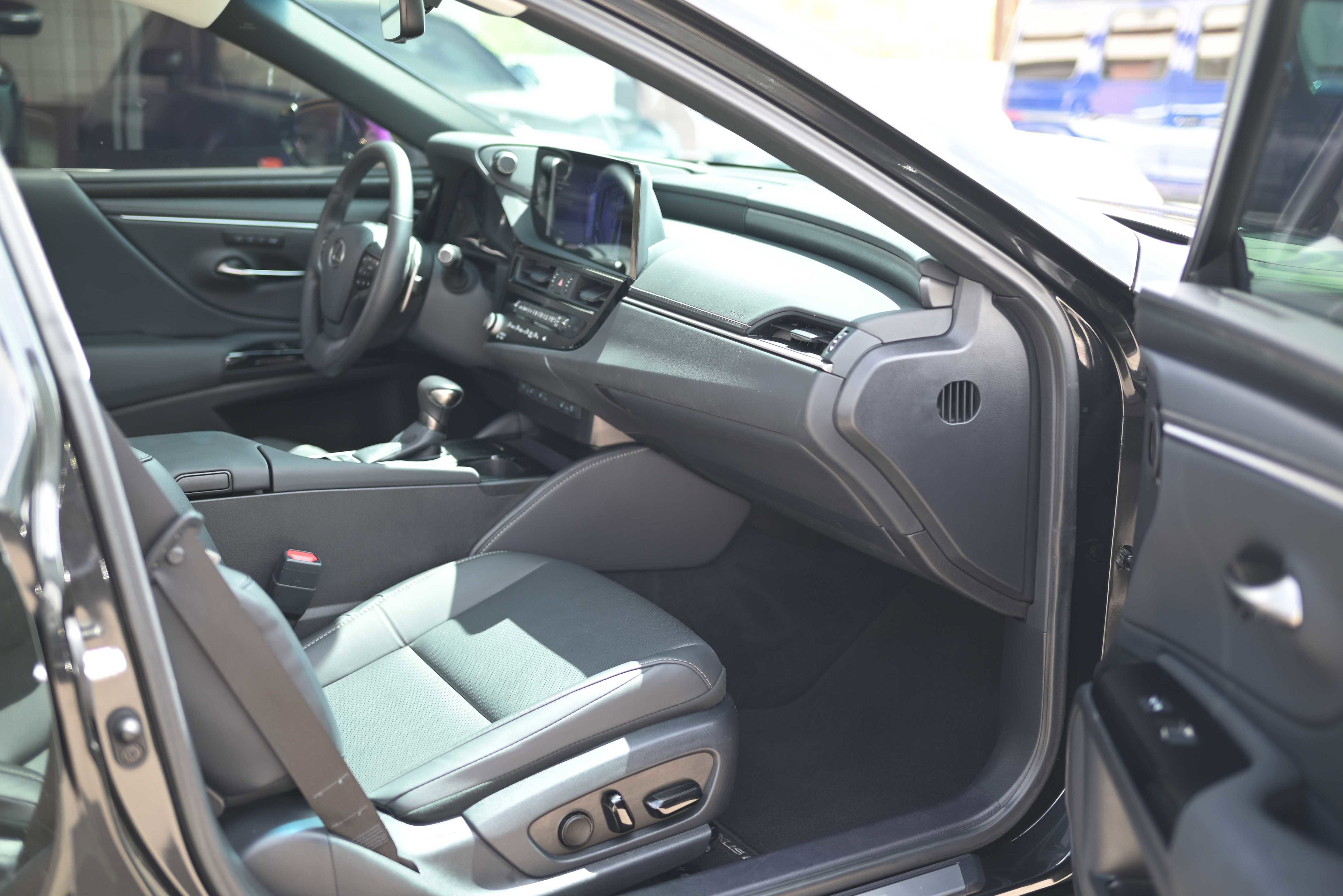 Used 2025 Lexus ES 350 w/ Premium Package image 13