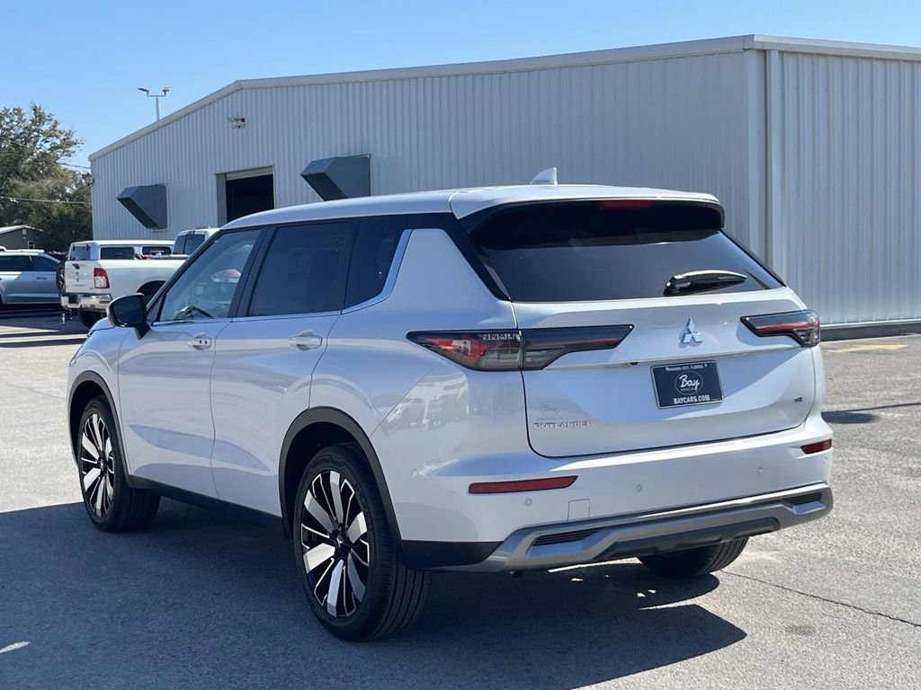 New 2026 Mitsubishi Outlander SE image 2