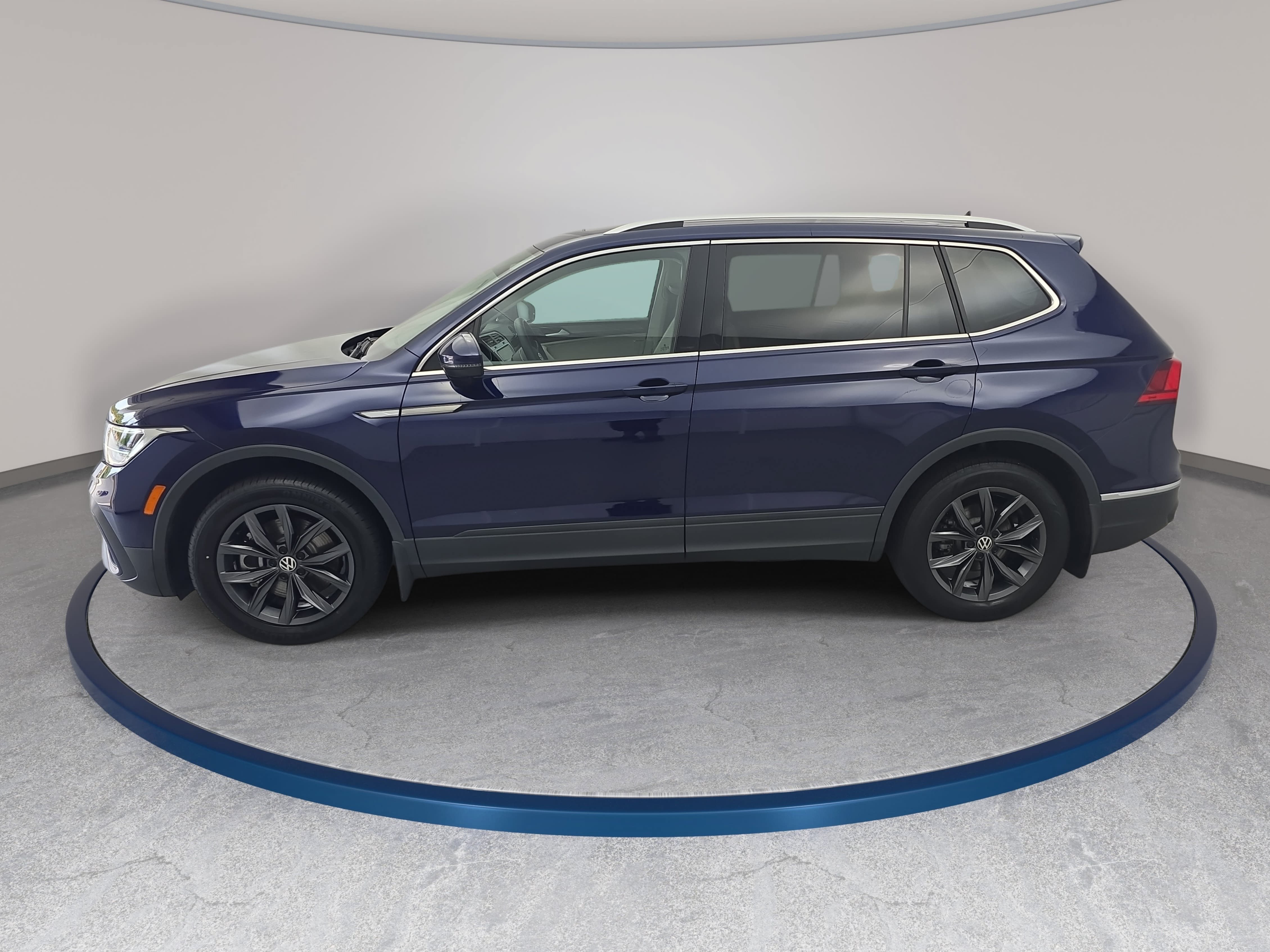 Used 2023 Volkswagen Tiguan SE w/ Panoramic Sunroof Package FWD image 8