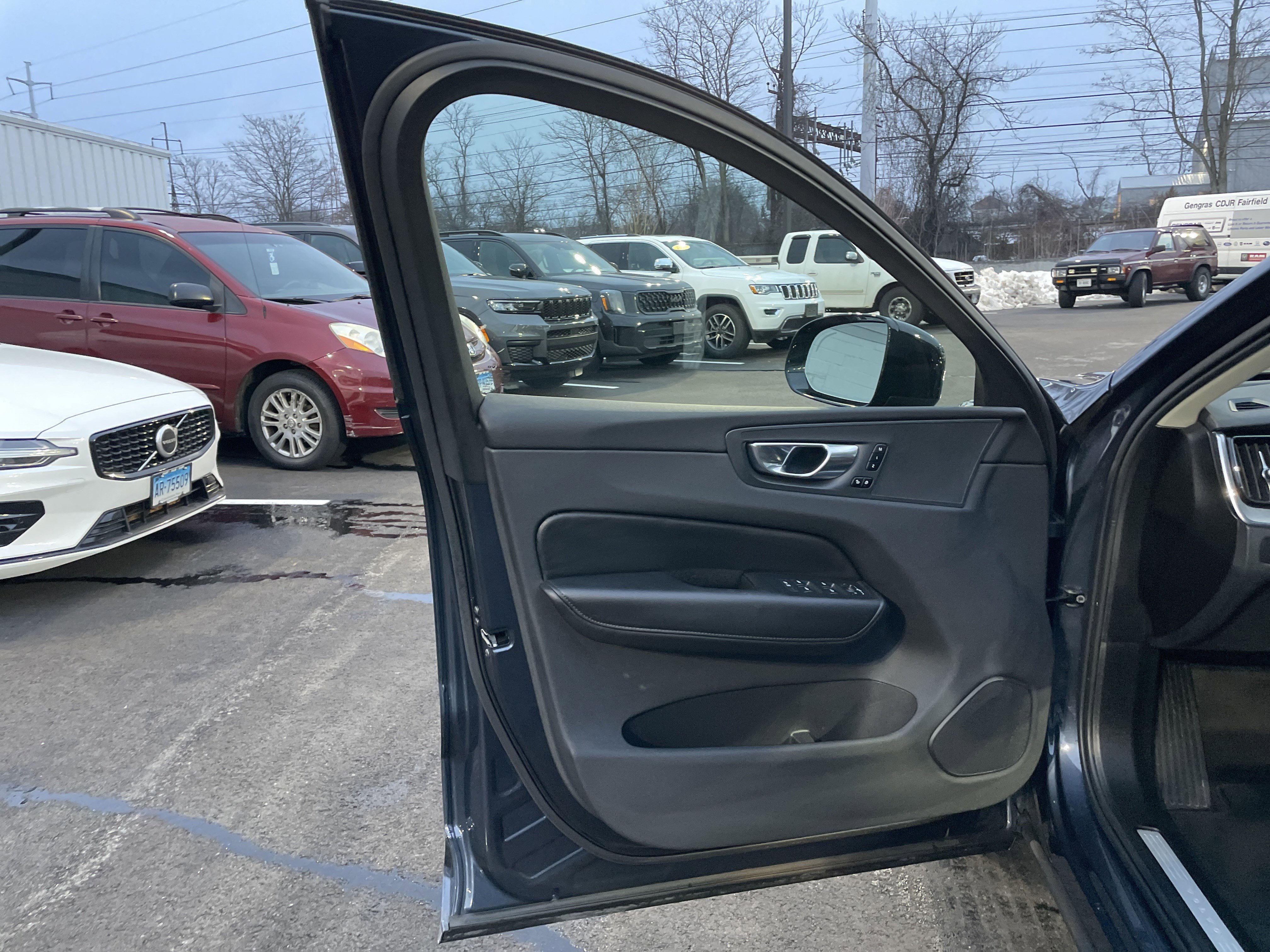 Used 2025 Volvo XC60 B5 Plus image 38