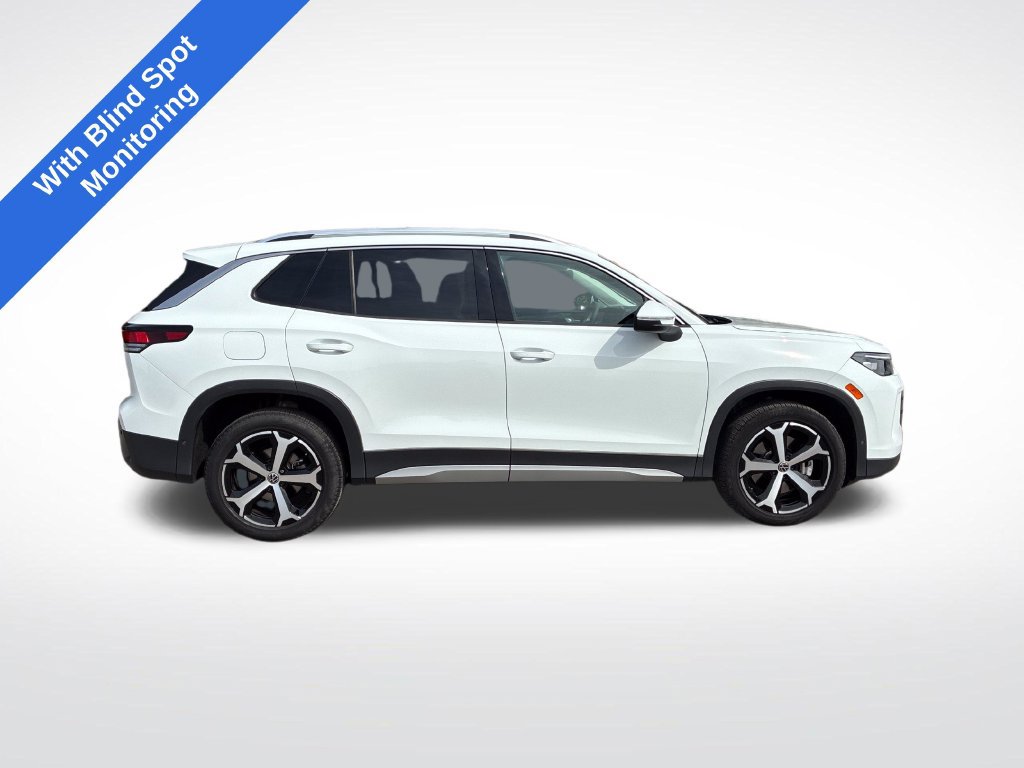 Used 2025 Volkswagen Tiguan SE AWD/4WD image 2