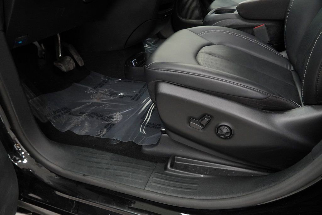 Certified 2024 Chrysler Pacifica Limited image 38