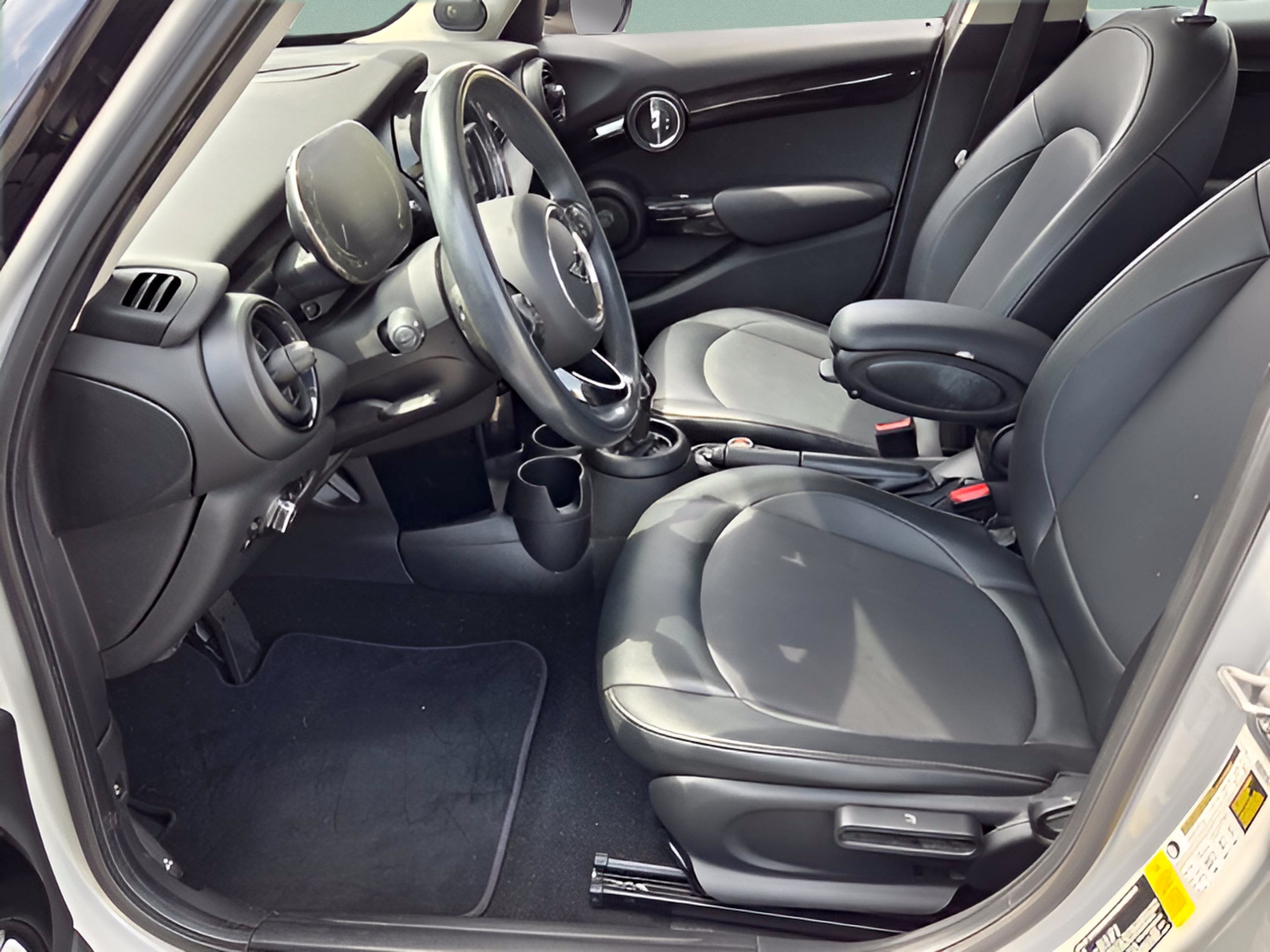 Used 2021 MINI Cooper 4-Door Hardtop w/ 6.5" Touchscreen Package FWD image 9
