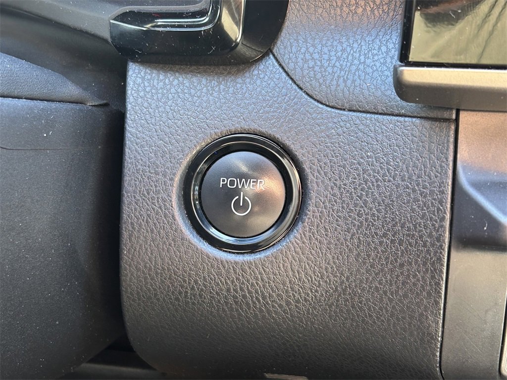 Used 2025 Toyota Camry SE image 28