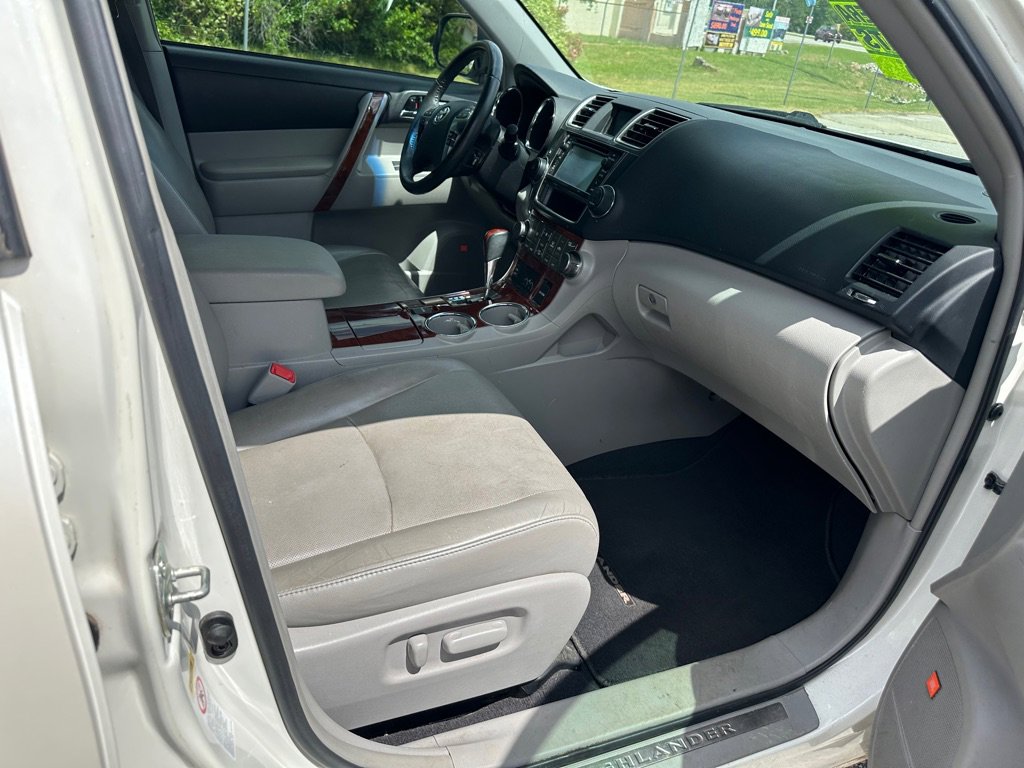 Used 2013 Toyota Highlander Limited FWD image 24