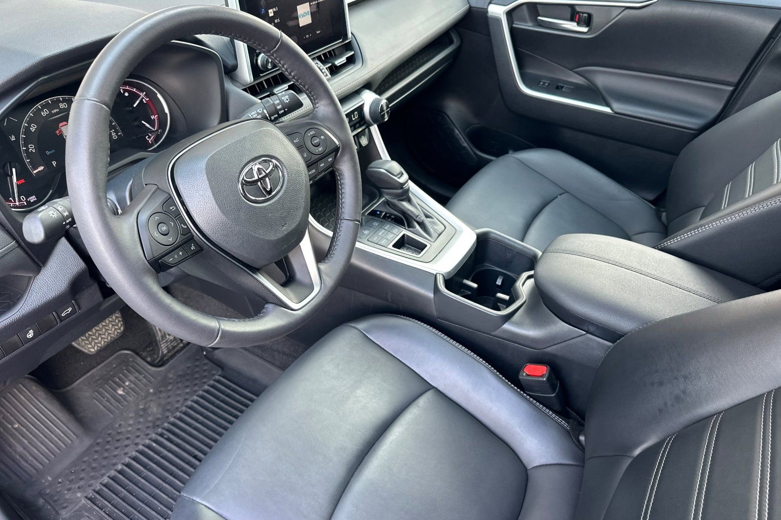 Used 2023 Toyota RAV4 XLE Premium image 10