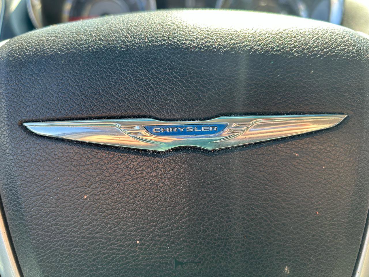 Used 2015 Chrysler Town & Country Touring image 20