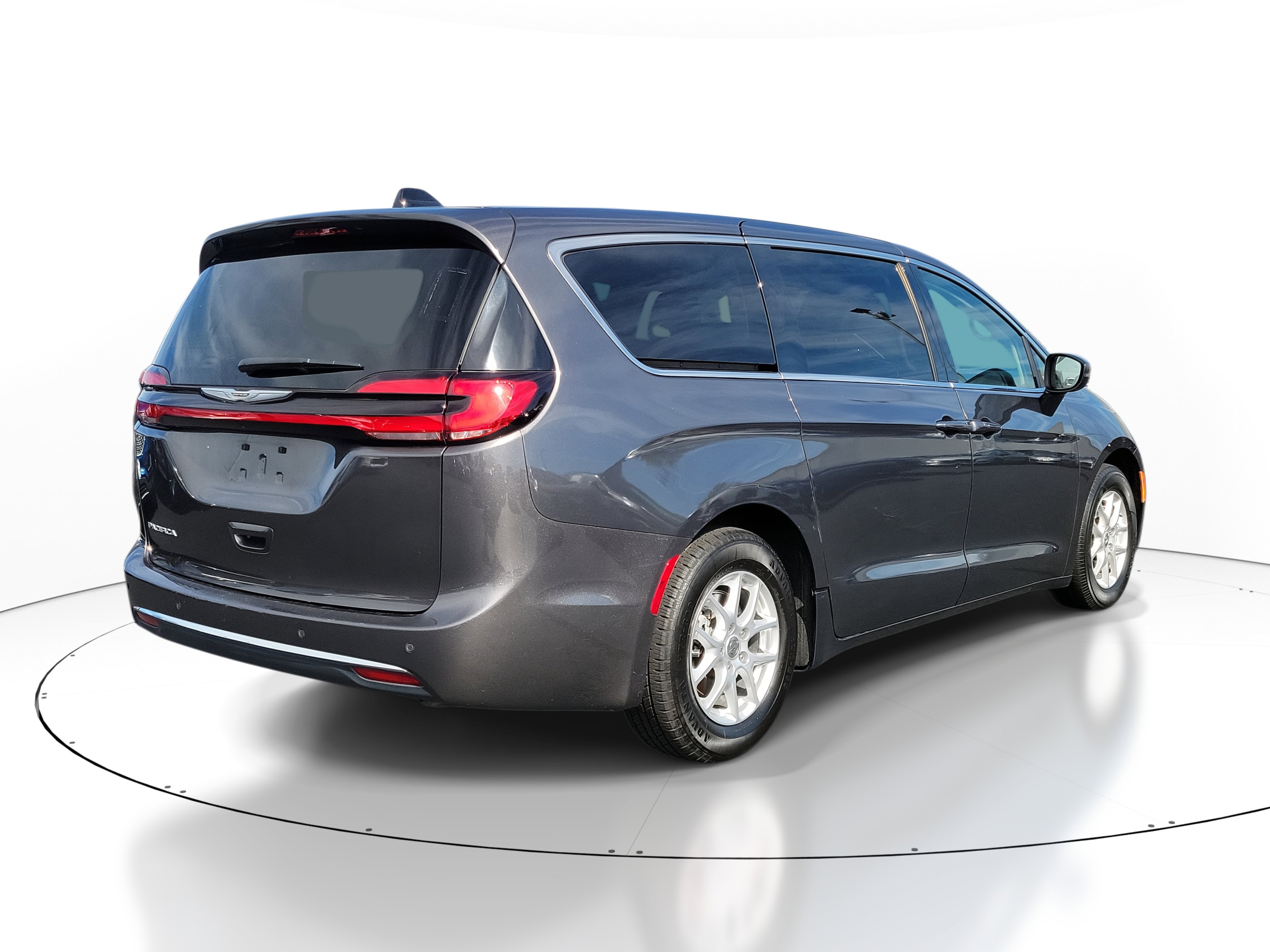 Used 2023 Chrysler Pacifica Touring-L image 4