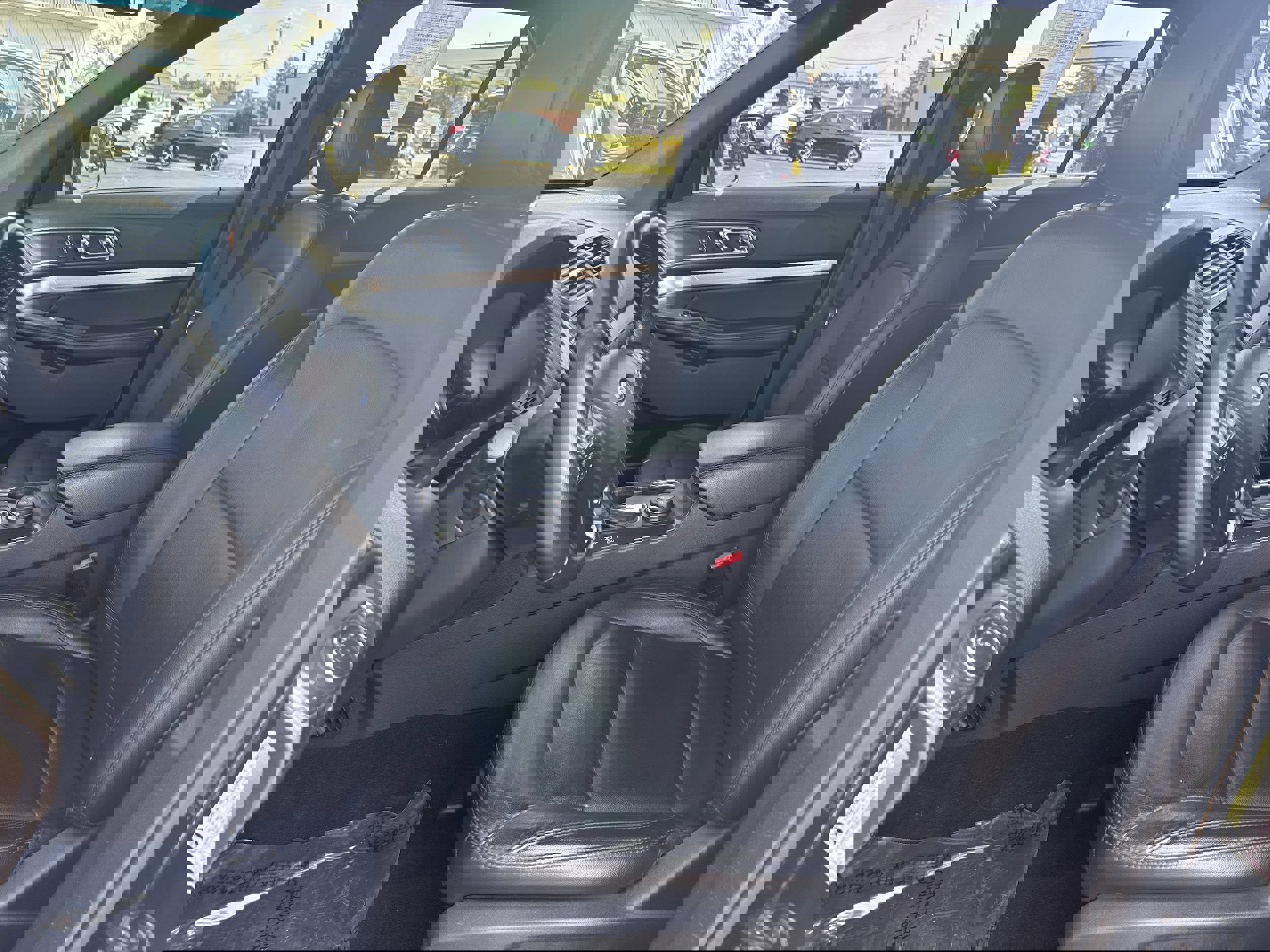 Used 2018 Ford Explorer XLT w/ Equipment Group 202A image 3