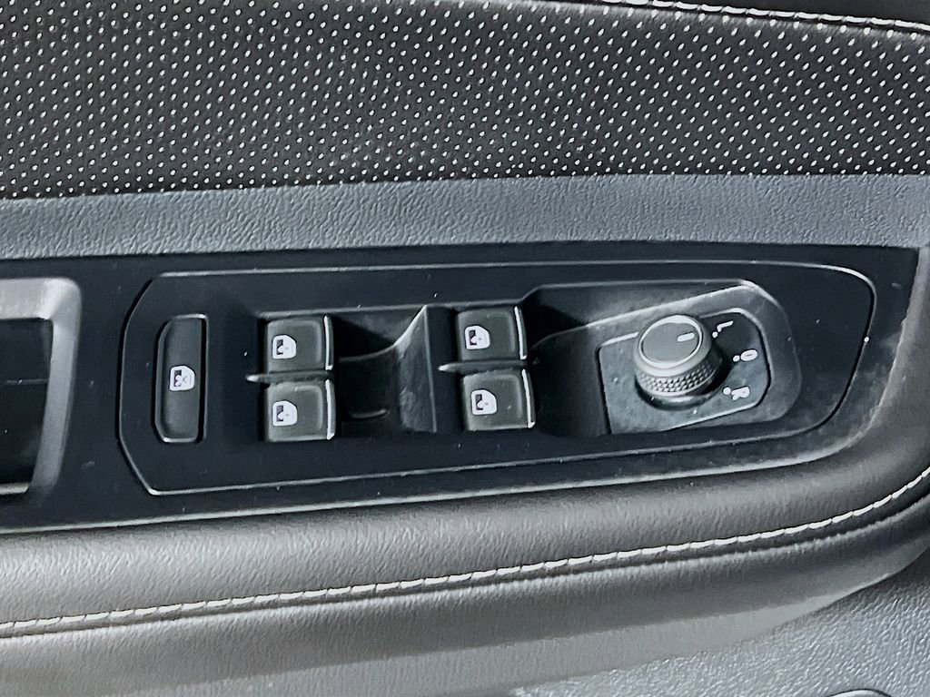 Used 2025 Volkswagen Atlas SE image 16