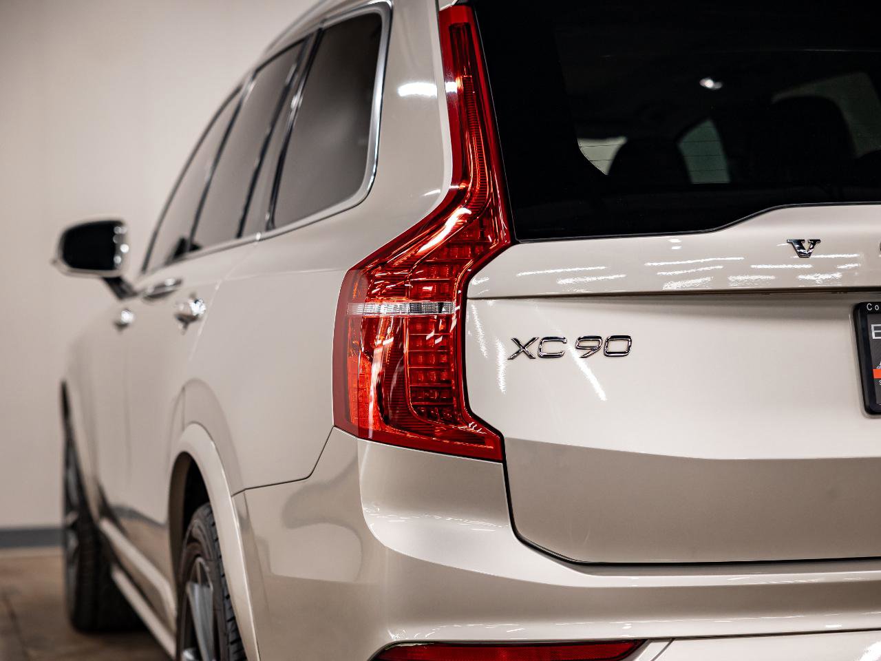Used 2017 Volvo XC90 T6 Momentum w/ Momentum Plus Package AWD/4WD image 36