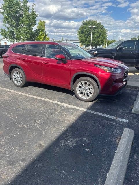 Used 2023 Toyota Highlander Limited AWD/4WD image 2