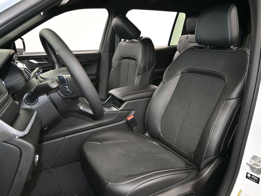 Used 2025 Jeep Grand Cherokee L Laredo image 10