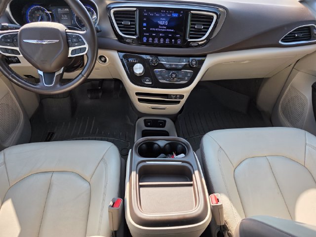 Used 2017 Chrysler Pacifica Touring-L w/ Tire & Wheel Group FWD image 23