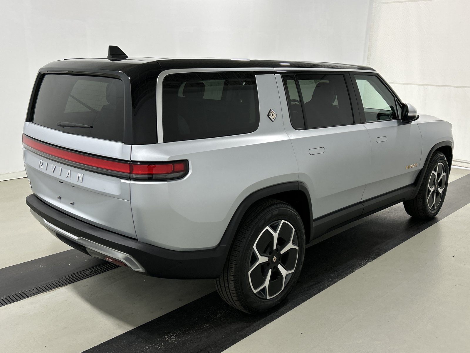 Used 2024 Rivian R1S Adventure AWD/4WD image 5