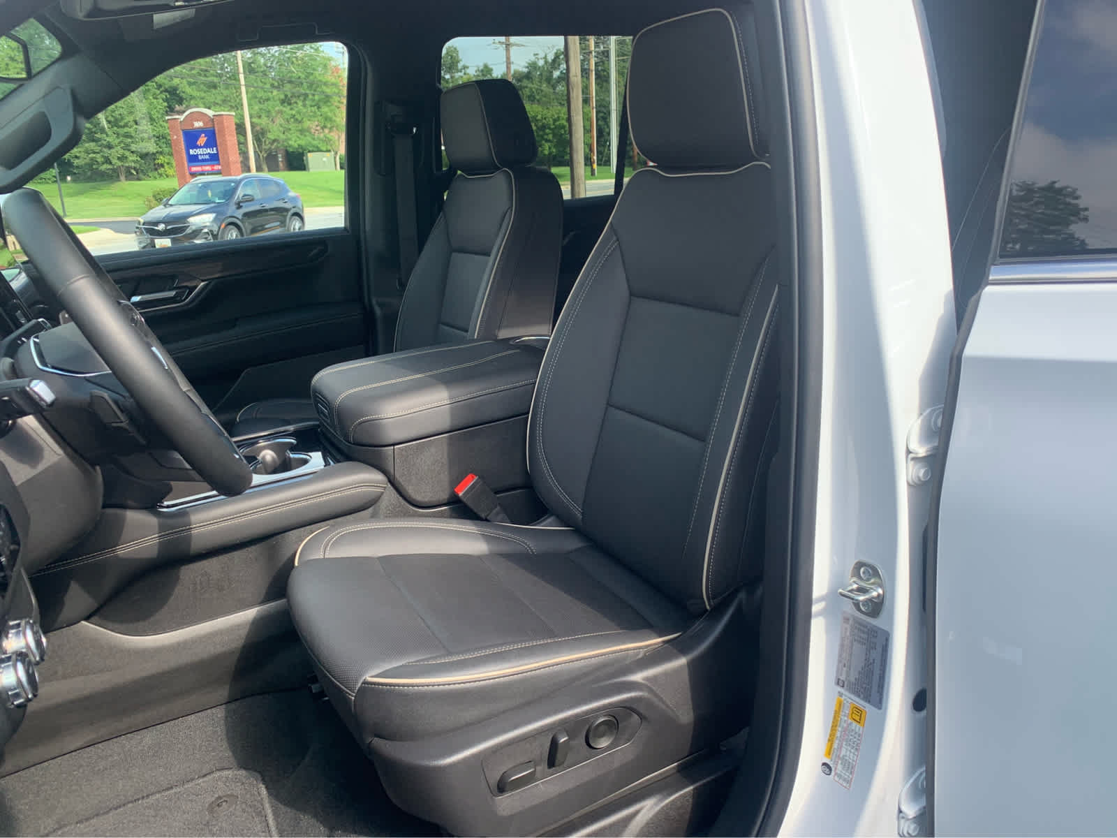 Used 2025 GMC Yukon Elevation AWD/4WD image 13