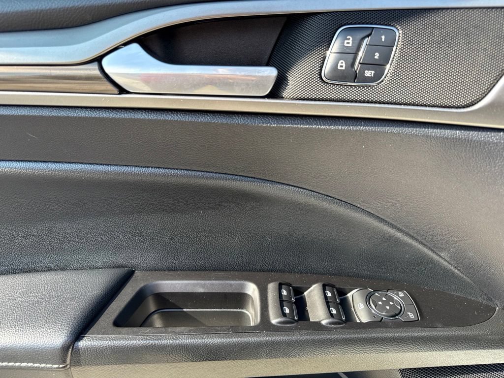 Used 2018 Ford Fusion SE w/ Fusion SE Technology Package FWD image 20
