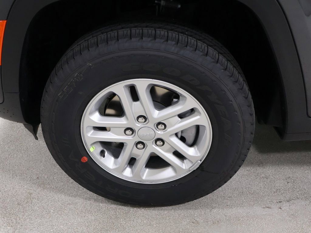 New 2025 Jeep Grand Cherokee Laredo w/ Luxury Tech Group I image 7