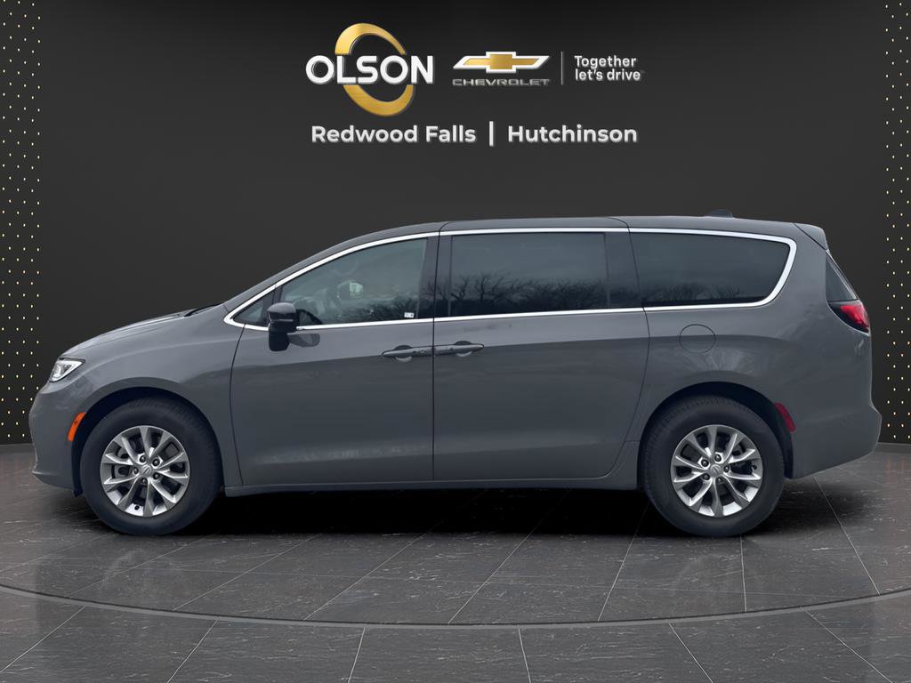 Used 2025 Chrysler Pacifica Select image 2