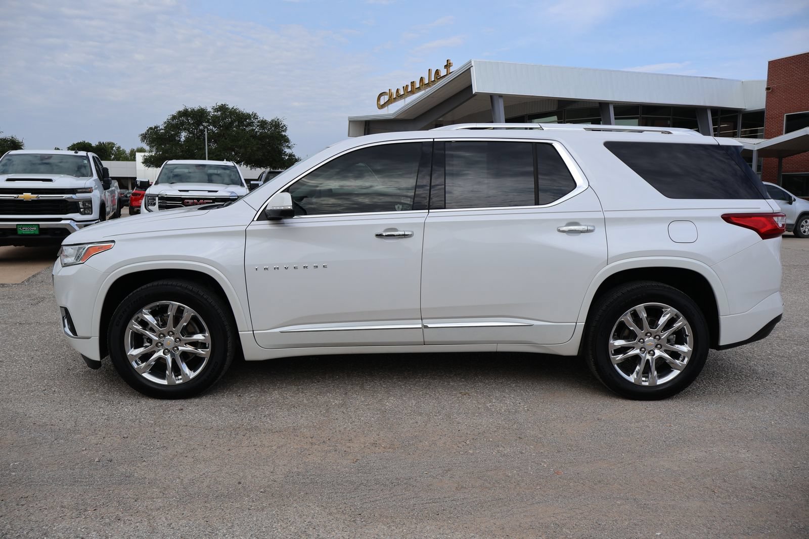 Used 2021 Chevrolet Traverse High Country FWD image 2