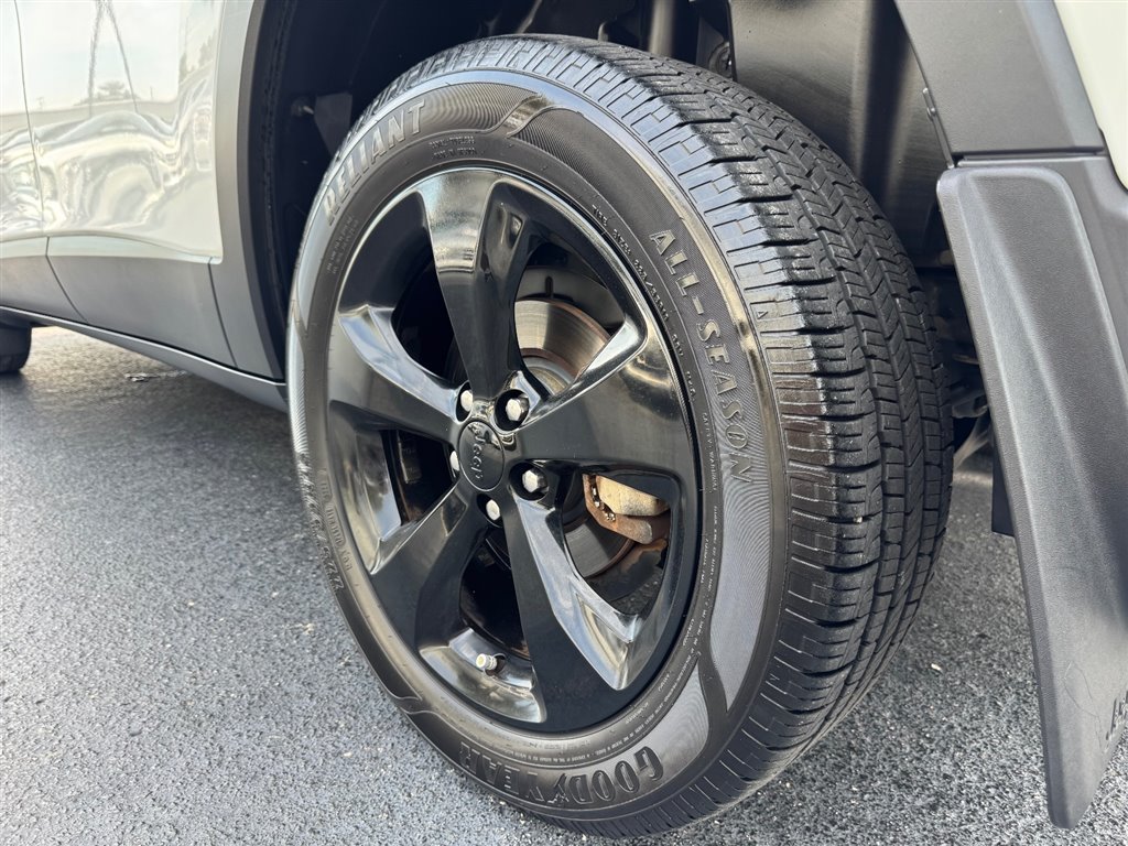 Used 2018 Jeep Cherokee Latitude w/ Altitude Package FWD image 10