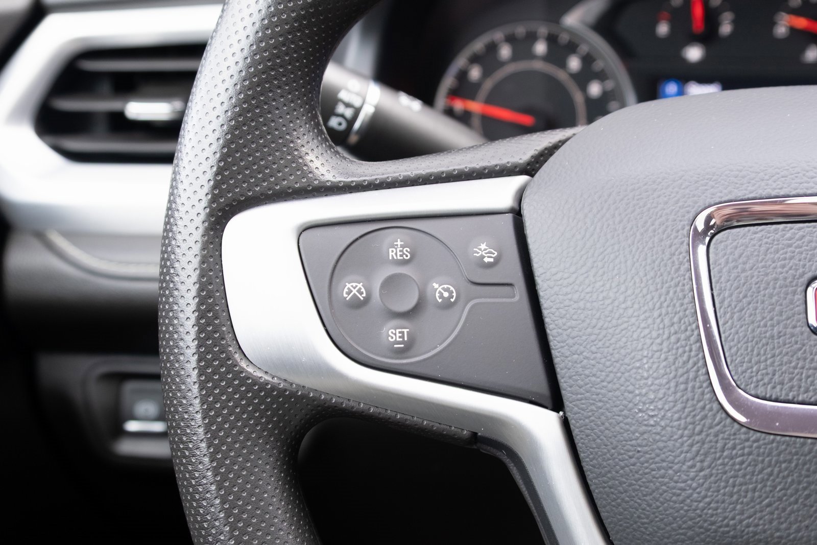 Used 2022 GMC Acadia SLE image 7