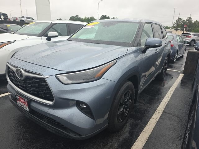 Used 2022 Toyota Highlander LE image 3