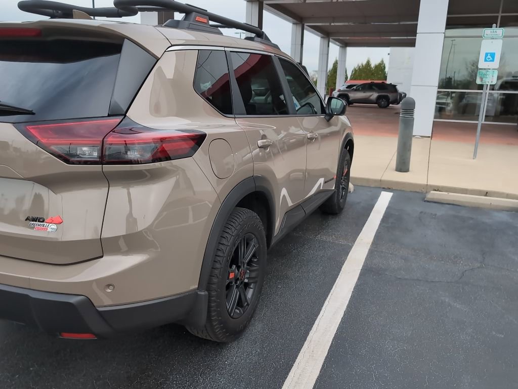 Used 2025 Nissan Rogue SV image 4