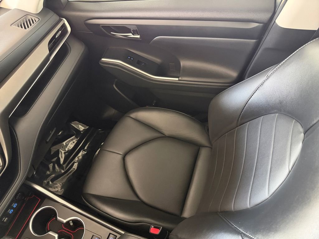 Used 2022 Toyota Highlander XLE FWD image 38
